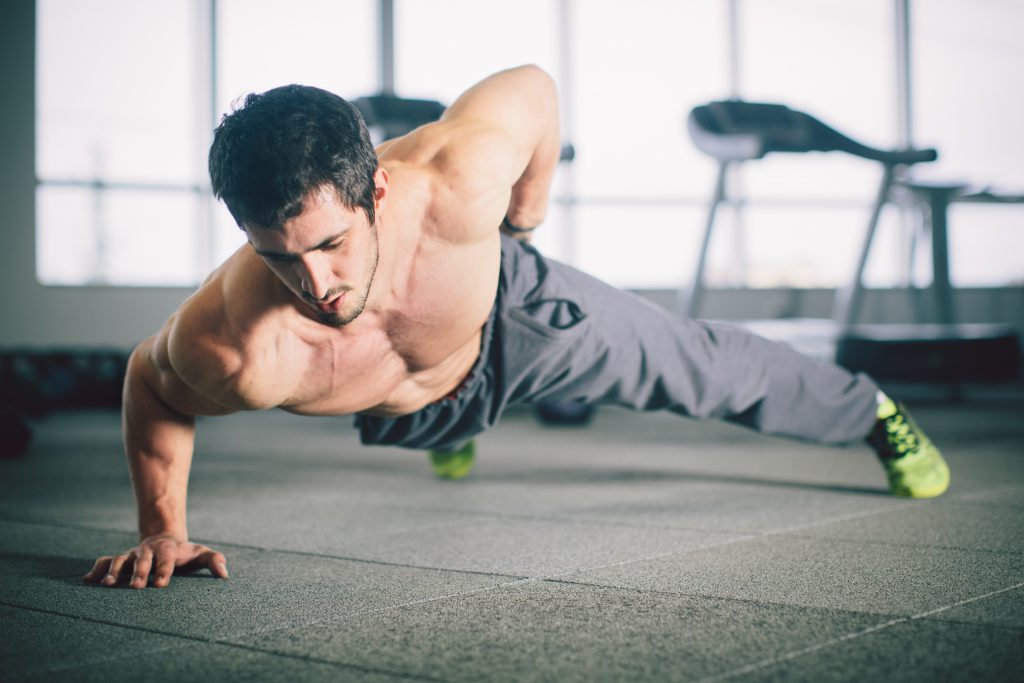 Brusttraining ohne Geräte: Die besten Übungen für Zuhause - sofimo.de