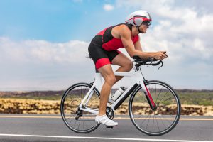 mann fährt triathlon rad in steppengegend