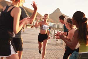 läuferin läuft bei marathon ins ziel ein