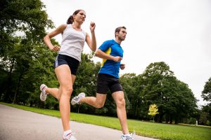 mann und frau laufen in park