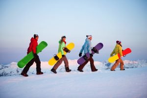 Gruppe auf dem Weg zum snowboarden