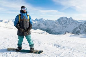 Mann beim Snowboarden