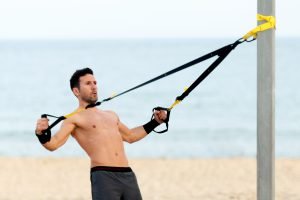 bild mann mit sixpack beim schlingentraining