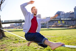 koordinationsübung auf slack line