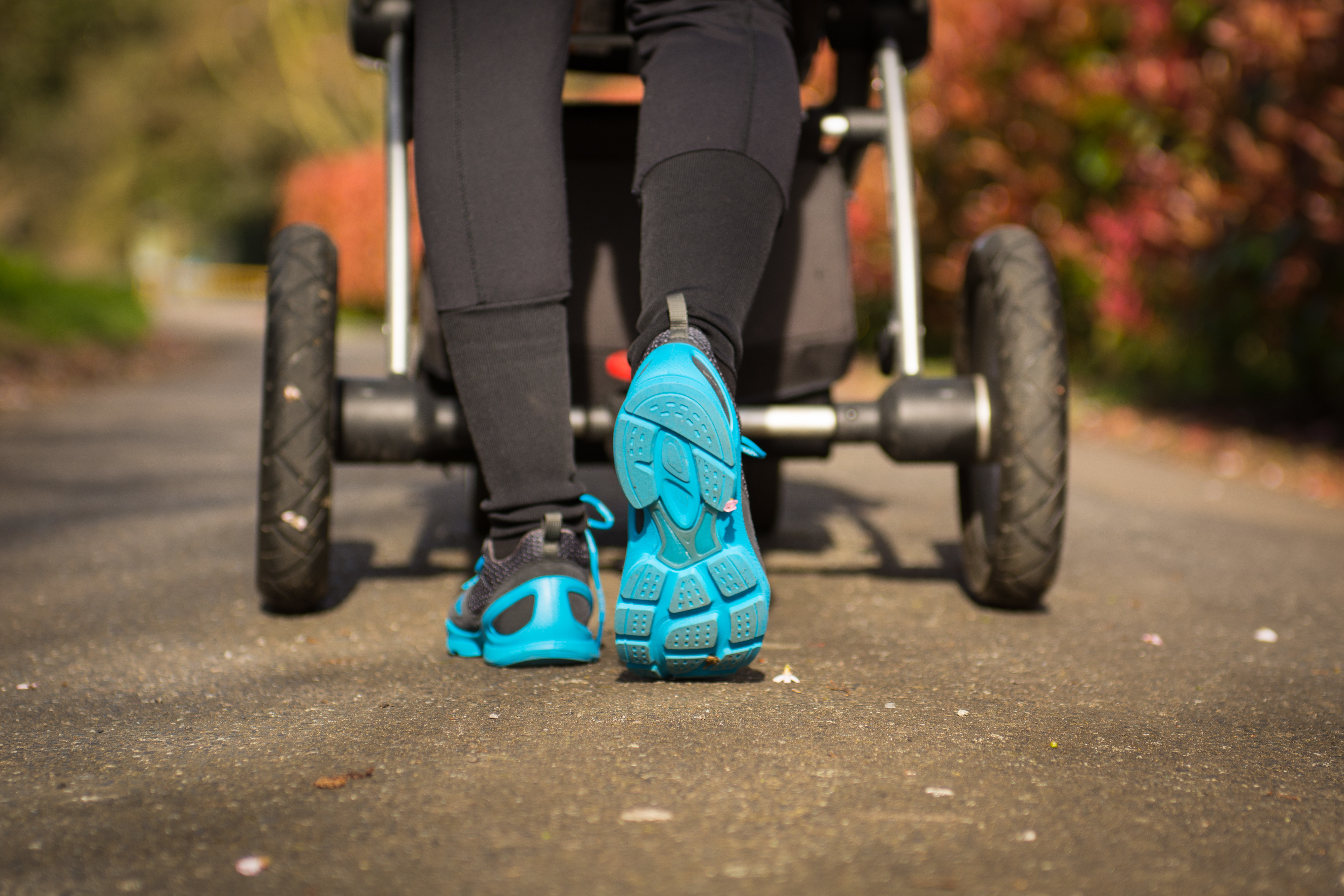 joggende person mit kinderwagen