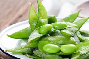 edamame schote offen mit bohnen