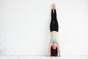 frau beim handstand lernen