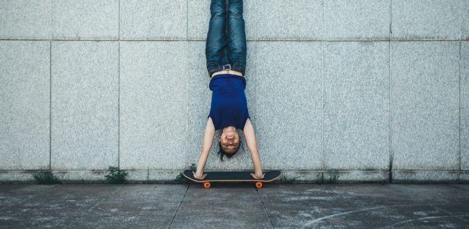 frau macht handstand