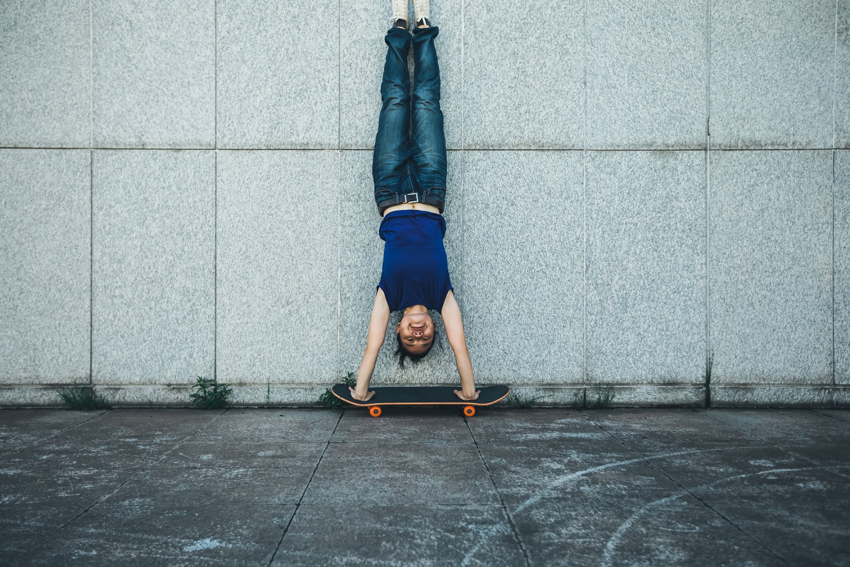 frau macht handstand