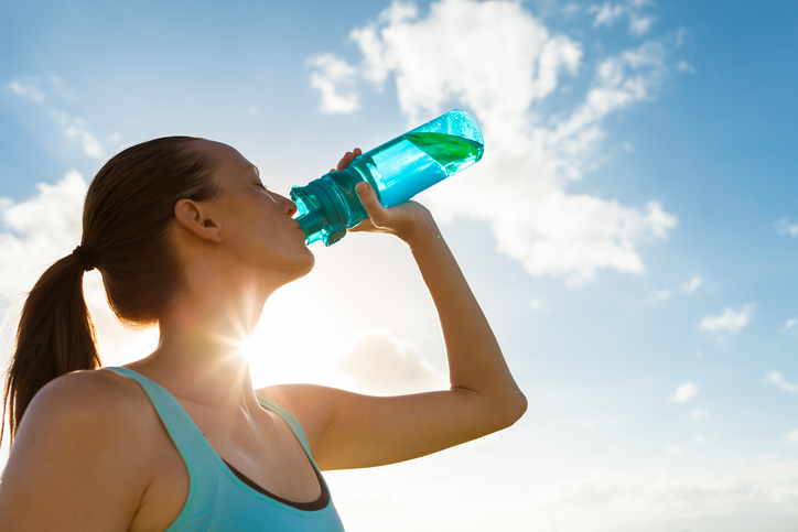 Frau trinkt Wasser