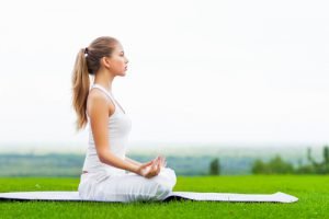 Junge Frau Yoga meditieren