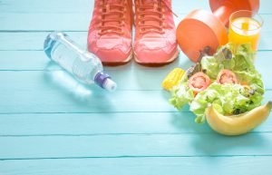 sportschuhe obst orangensaft wasser hantel obst und gemüse auf blauen holzdielen