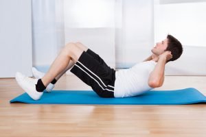 mann macht sit up bauchmuskeltraining