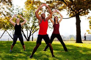 3 menschen machen jumping jacks (deutsch = hampelmann)