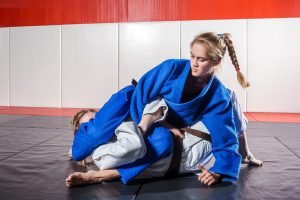 frauen bei karate kampf