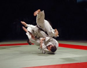 wurf bei einem judo kampf