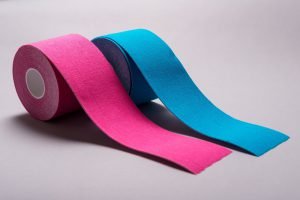 kinesio tapes in pink und blau