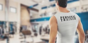 personal trainer im fitnessstudio