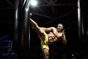 Kickboxer mit einem Boxsack