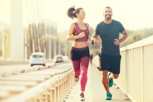 mann und frau joggen symbolbild ruhepuls tabelle 