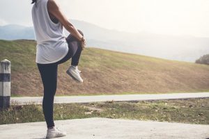 frau wärmt sich vor dem krafttraining zu hause auf