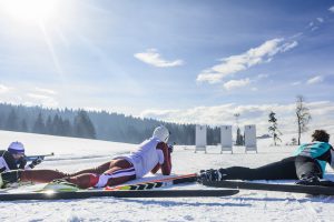 drei männer testen biathlon