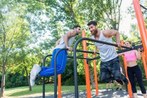 männer beim outdoor brusttraining