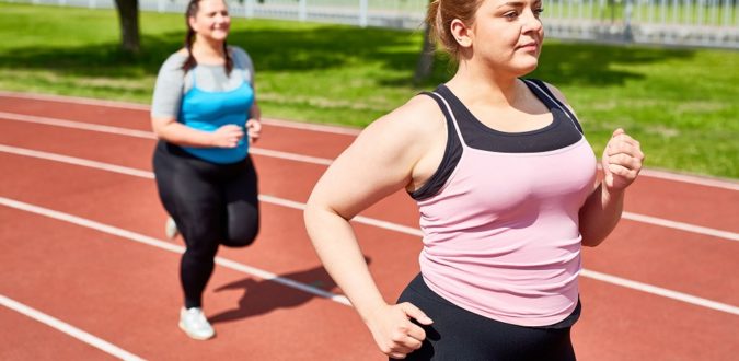 übergewichtige frauen laufen symbolbild fettverbrennung puls