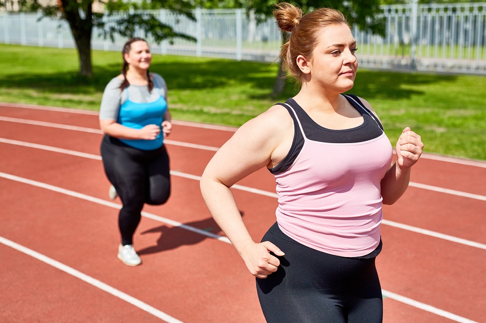 übergewichtige frauen laufen symbolbild fettverbrennung puls