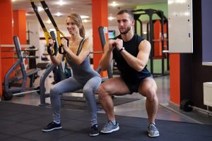 frau mit mann im fitnessstudio