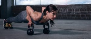 bodybuilding frauen mit kettlebell