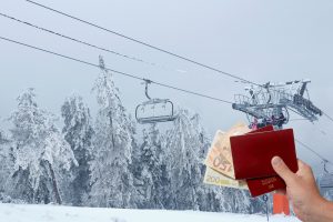 portemonaie mit geld vor skilift