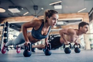 mann und frau beim kettlebell training