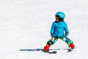 kind beim skifahren lernen im schneepflug