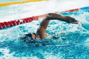 mann beim schwimmen