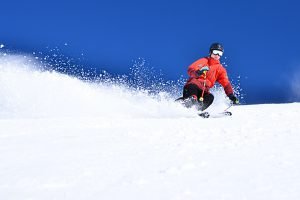 mann fährt ski