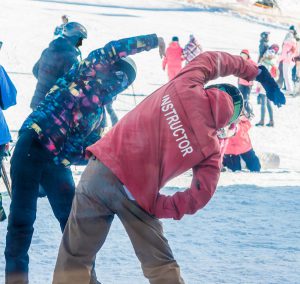 skigruppe macht dehnübungen vor dem skifahren