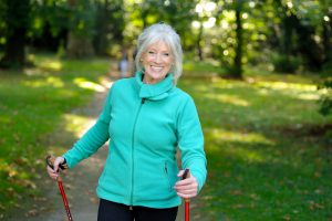 frau macht spaziergang im wald