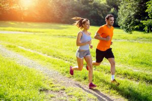 frau und mann beim joggen