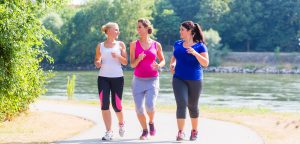 drei frauen beim joggen 