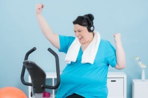 frau beim ausdauersport am ergometer