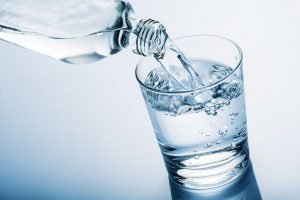 wasser wird in glas eingeschenkt