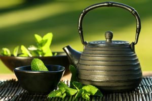 teekanne und tasse mit entwässerungstee 