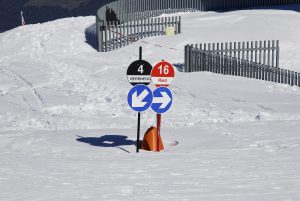 abzweigung mit schildern zu verschiedenen skipisten