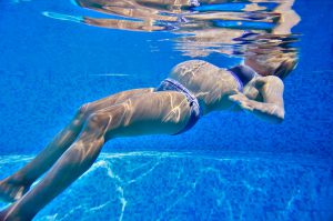 frau schwimmt um wassereinlagerungen in der schwangerschaft zu bekämpfen 