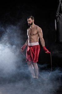 boxer beim training mit dem seil