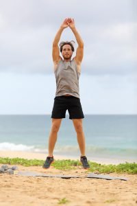 mann macht burpees am strand