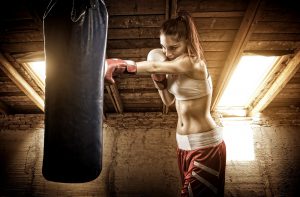 frau beim boxen am sandsack