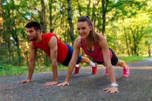 mann und frau bauen muskeln beim training auf