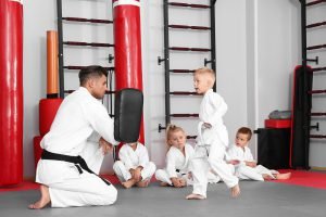 kampfsport kindertraining mit pratzen